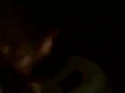 ಮಹಿಳೆ ತನ್ನ ಗಂಟಲಿನಿಂದ ಹಿಂಡಿದಳು
