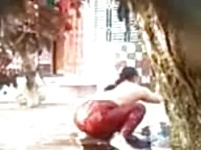 ಹೊಂಬಣ್ಣದ ಮಗಳನ್ನು ಖಾಲಿ ಮಾಡಲಾಗಿದೆ